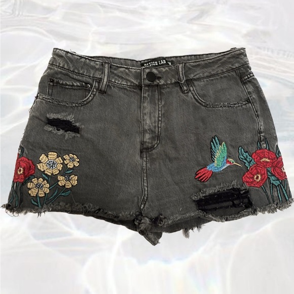 LAST CHANCE 🤍DESIGN LAB - Embroidered Flower and Hummingbird Black Jean Shorts - Picture 1 of 10